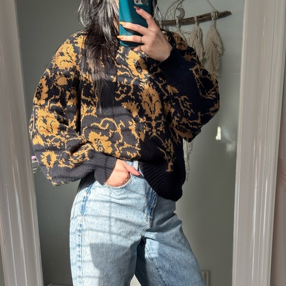 Vintage 80s black and tan baroque floral sweater - Picture 7 of 7
